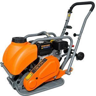 Віброплита прямохідна GTM GPC60-LC (Loncin G200 6.5 к.с., 70 кг, 510х370 мм) з баком, килимком та колесами (GPC60-LC) 36476 фото